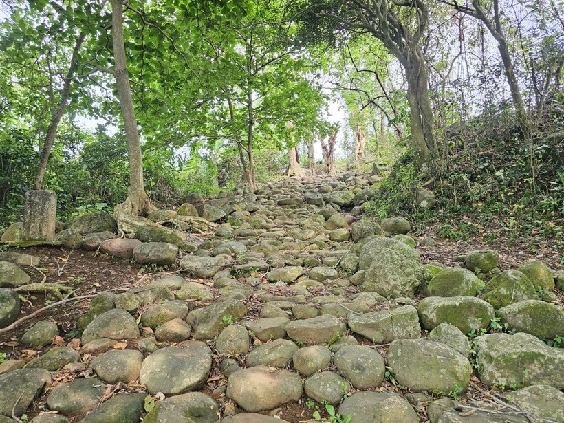 Hầu hết các lối dẫn xuống giếng cổ được xếp đá theo từng bậc.