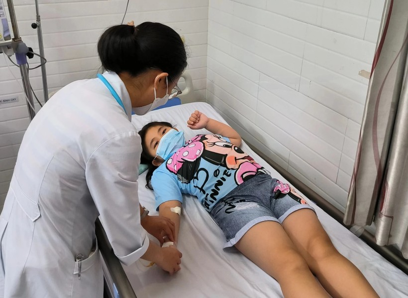 Học sinh TPHCM nghi ngộ độc thực phẩm phải đi cấp cứu tại Bệnh viện Lê Văn Thịnh ngày 2/5. Ảnh: ITN.