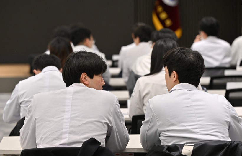 Chính phủ Hàn Quốc yêu cầu các trường y hoàn tất việc tăng chỉ tiêu tuyển sinh cho năm học 2025.
