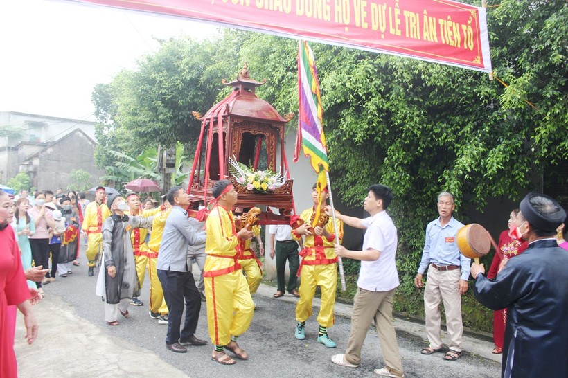 Lễ rước tri ân tổ tiên của dòng họ Nguyễn thôn Cựu Hào.