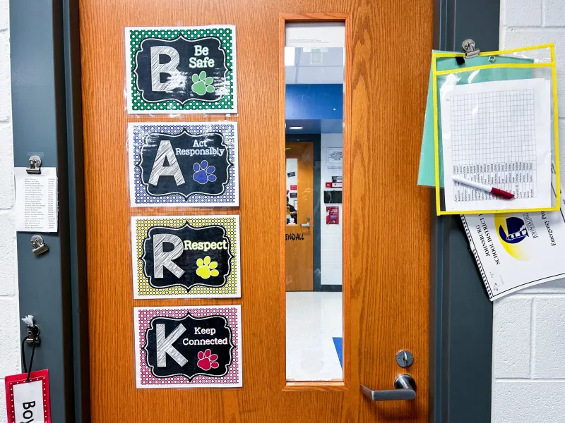 Áp phích và bảng hiệu trong lớp học nhấn mạnh cách học sinh nên cư xử tại Trường Tiểu học Johnsburg.