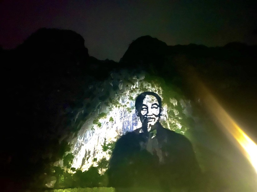 Hình ảnh Bác Hồ được nghệ nhân Bùi Văn Tự thực hiện và trình chiếu trên vách núi tại Nho Quan (Ninh Bình).