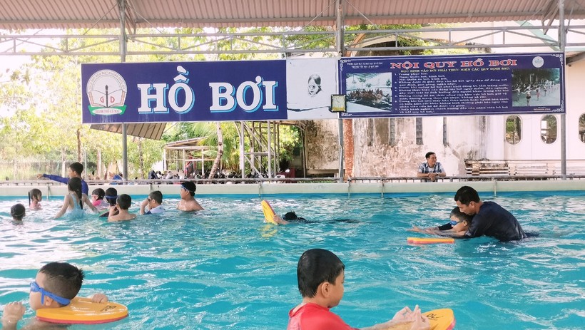 Học sinh học bơi tại hồ bơi Trường Tiểu học Lê Quý Đôn (TP Cà Mau).