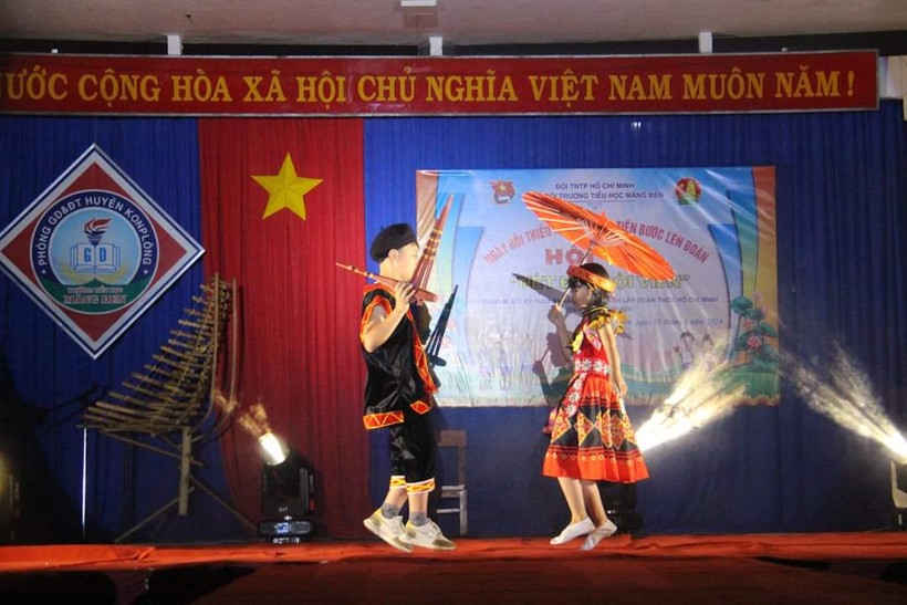 Trường Tiểu học Măng Đen tổ chức nhiều hoạt động để học sinh thể hiện tài năng, biểu diễn trang phục và nhạc cụ dân tộc. Ảnh: Nhà trường cung cấp