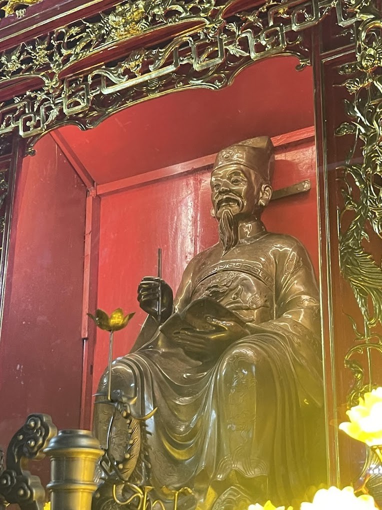 Tượng thờ Trạng nguyên Trần Tất Văn.