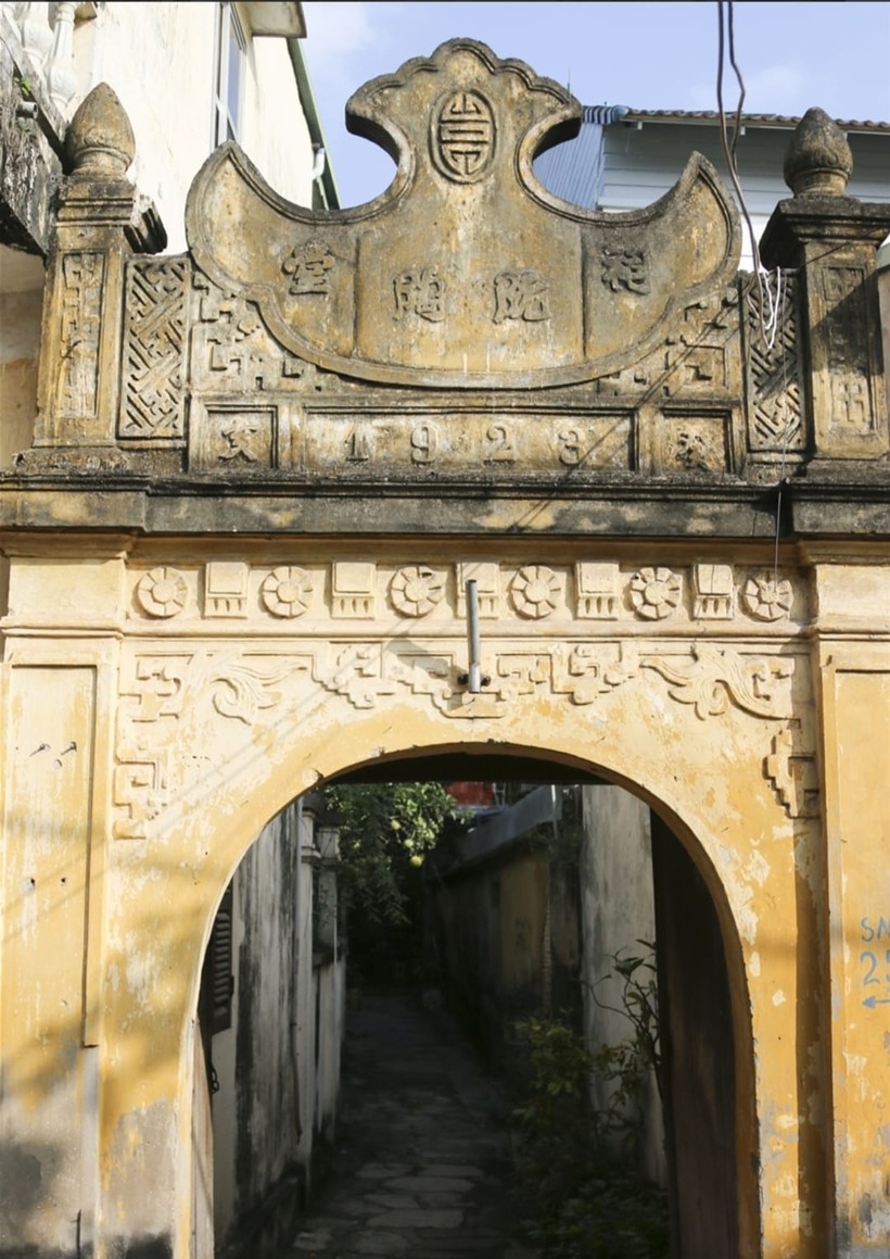 Nhiều bức cổng cổ ở Đông Ngạc với hình 2 chiếc bút 2 bên và chiếc khánh chính giữa với ý nghĩa sự học vẻ vang như chuông như khánh.