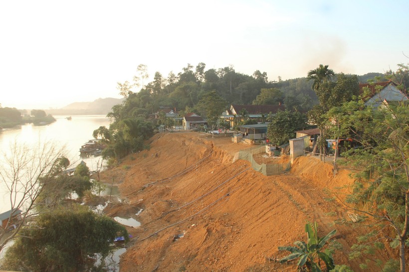 Sạt lở bờ sông Lam đoạn qua xã Lạng Sơn, huyện Anh Sơn (Nghệ An) vào tháng 10/2023. Ảnh: Phạm Tâm