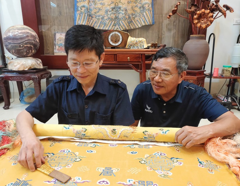 Các nghệ nhân làng thêu Đông Cứu luôn cố gắng bảo tồn các nét đặc trưng nhất của nghề thêu long bào.