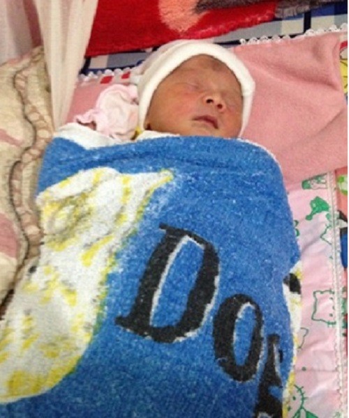 Đắk Lắk: Phát hiện bé trai sơ sinh bị bỏ rơi trong lô cao su