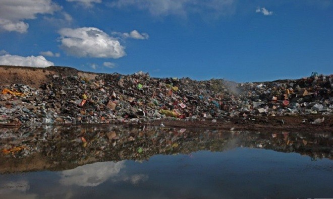 Hồ lớn nhất Trung Quốc ngập rác sau tuần lễ vàng