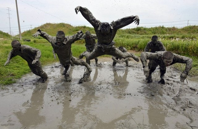 14 hình ảnh huấn luyện quân sự khắc nghiệt nhất thế giới