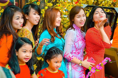 Người đẹp Sài Gòn khoe sắc trong Lễ hội Tết Việt