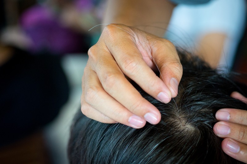 Tác hại nghiêm trọng khi nhổ tóc bạc bạn cần tránh