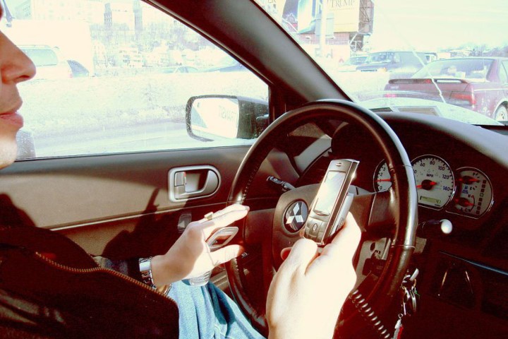 Nhắn tin khi lái xe: Nguy cơ gây tai nạn tăng cao gấp 23 lần
