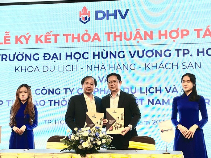 Đại diện Trường ĐH Hùng Vương TP HCM (bên trái, hàng đầu) và đại diện Công ty CP Du lịch Vietravel ký hợp tác.