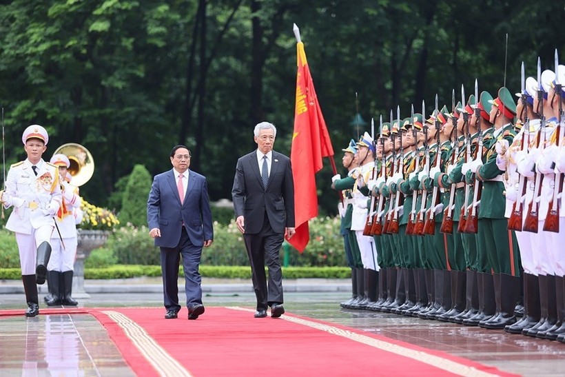Thủ tướng Phạm Minh Chính và Thủ tướng Singapore Lý Hiển Long duyệt Đội Danh dự Quân đội Nhân dân Việt Nam. (Ảnh: Dương Giang/TTXVN) 