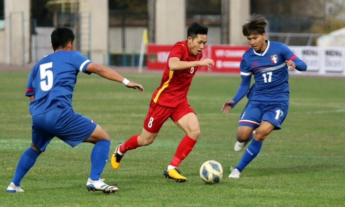 Hai Long (áo đỏ) và các đồng đội sẽ đối đầu với Myanmar vào ngày 2/11 với mục tiêu có điểm để dự Vòng chung kết U23 châu Á 2022.