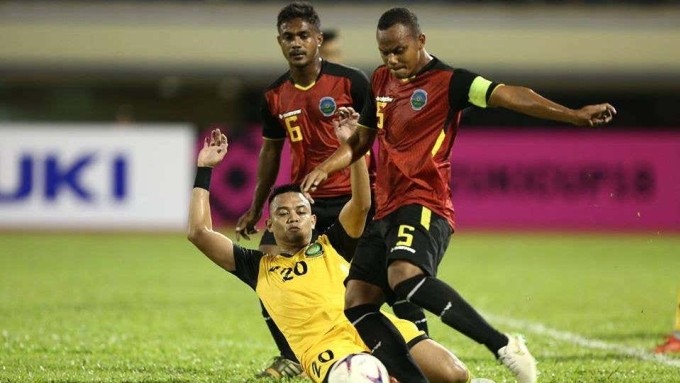 Vì Covid-19 khiến Brunei (áo vàng) không thể dự AFF Cup 2020.