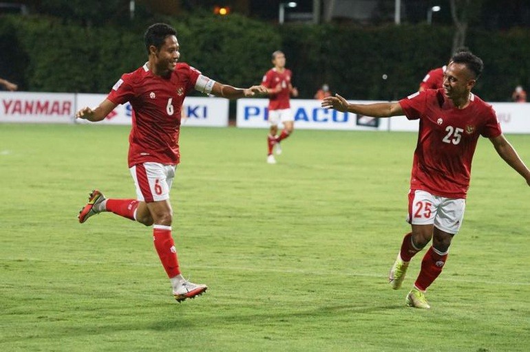 Cầu thủ Indonesia mừng chiến thắng tưng bừng trước Campuchia tối 9/12.