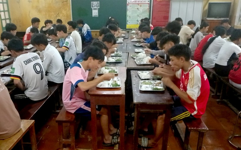 Các em học sinh được phục vụ ăn uống, nơi nghỉ đảm bảo trước Kỳ thi tốt nghiệp THPT.