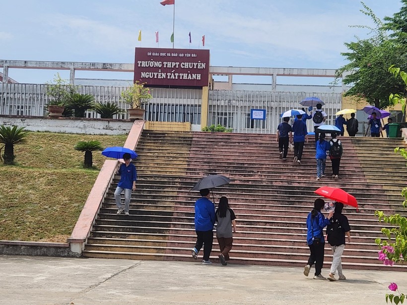 Các em học sinh đến dự thi tại Trường THPT Chuyên Nguyễn Tất Thành.