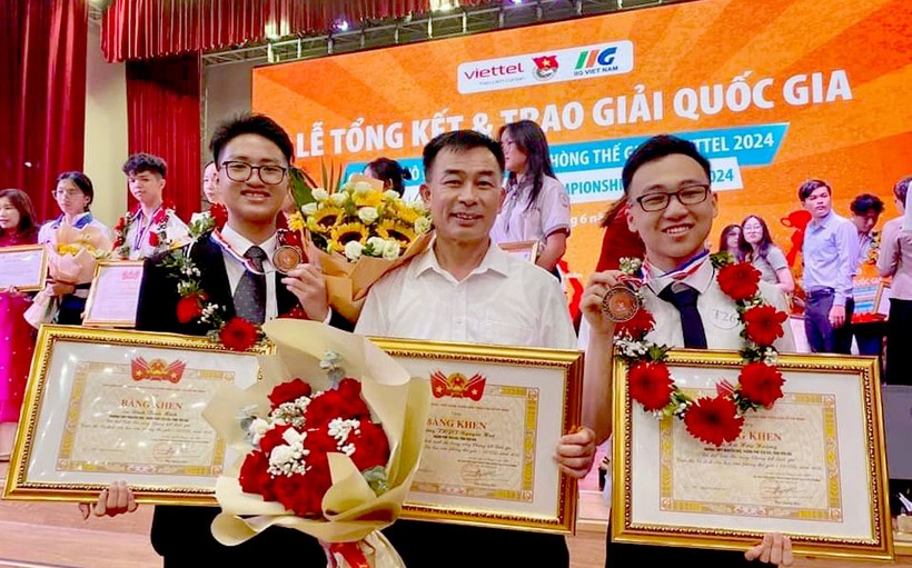 Trường THPT Nguyễn Huệ xuất sắc có 2 học sinh đạt giải Ba.