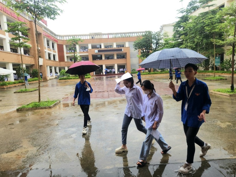 Các thí sinh đội mưa đến điểm thi, tuy nhiên tâm lý khá thoải mái.