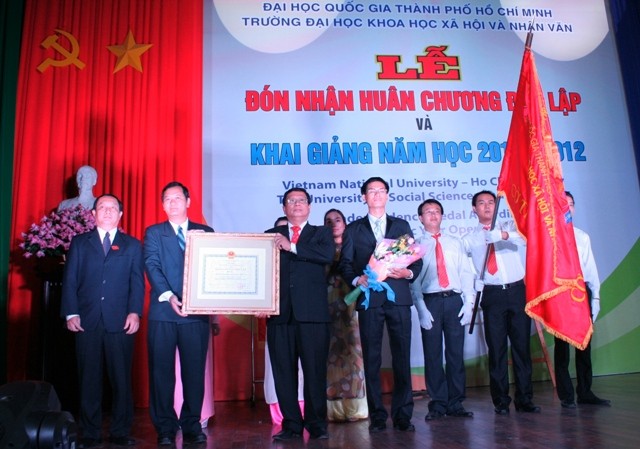 Trường ĐH KHXH&amp; NV TP. HCM đón nhận Huân chương Độc lập hạng Ba