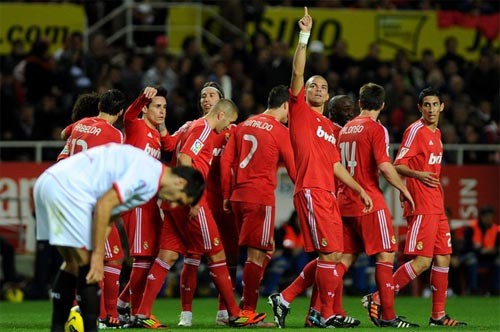 Huỷ diệt Sevilla bằng tỉ số tenis, Real trở lại ngôi đầu