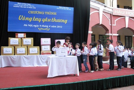 HS trường tiểu học Lê Ngọc Hân (Hà Nội) hướng về đảo Trường Sa