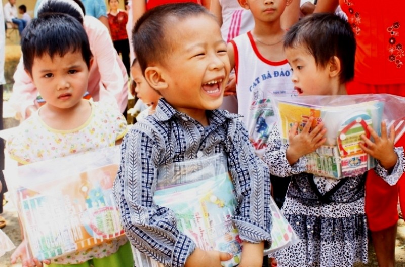 ChildFund trao quà mừng năm học mới cho HS nghèo Cao Bằng