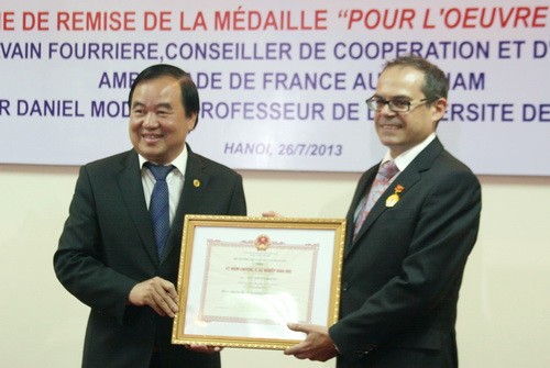 Bộ GD&amp;ĐT tặng Kỷ niệm chương &quot;Vì sự nghiệp Giáo dục&quot; cho hai công dân Pháp
