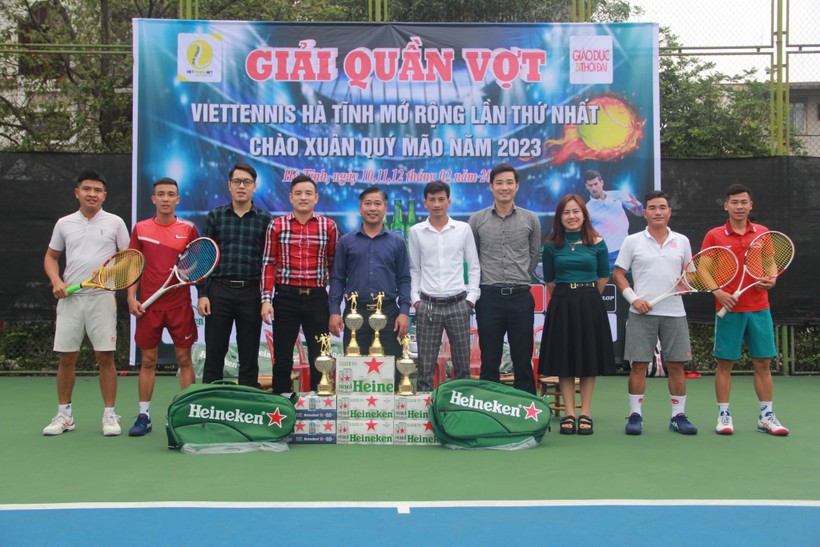Các thành viên BTC giải quần vợt VietTennis Hà Tĩnh mở rộng lần thứ I (Ảnh: Vũ Long).