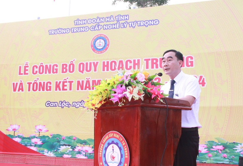Ông Trần Đình Long – Hiệu trưởng nhà trường phát biểu tại buổi Lễ.