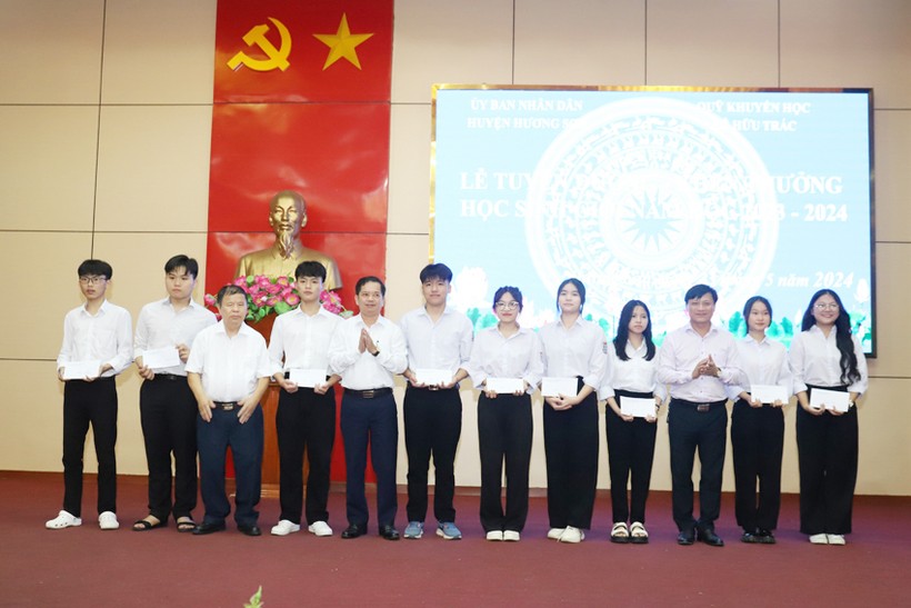 Lãnh đạo UBND huyện Hương Sơn và Quỹ Khuyến học Lê Hữu Trác trao thưởng những học sinh có thành tích xuất sắc năm học 2023-2024.