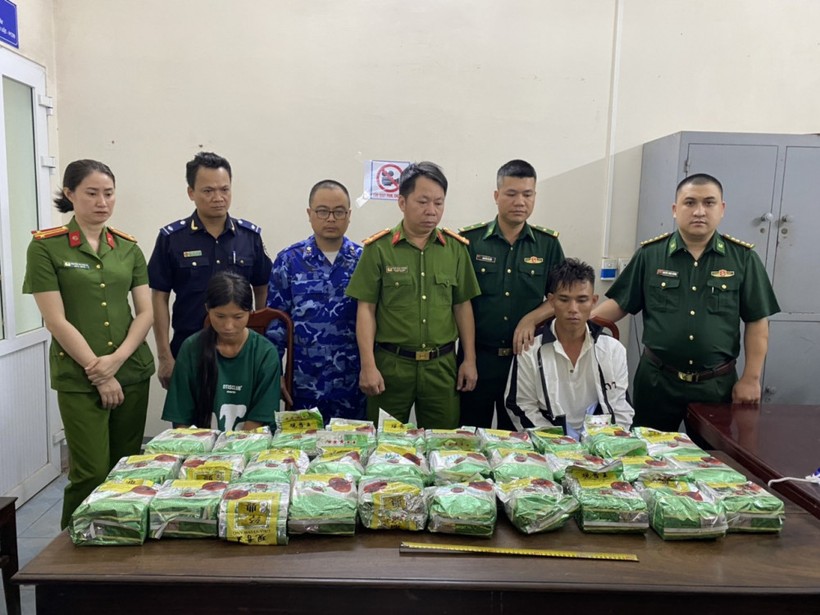 Cặp vợ chồng vận chuyển lượng lớn ma túy bị lực lượng chức năng ở Hà Tĩnh bắt giữ.