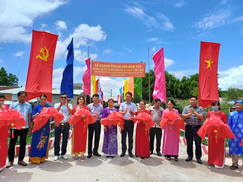 Ông Lữ Quang Ngời Chủ tịch UBND tỉnh Vĩnh Long cùng đại biểu cắt băng khánh thành cầu.