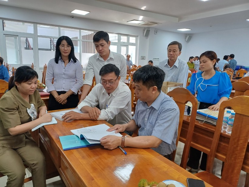 Đoàn kiểm tra thực tế hồ sơ các trường học tại huyện Long Hồ.