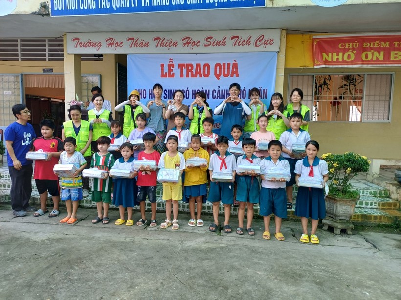 Các em học sinh xã Lộc Hòa được nhận sách giáo khoa.
