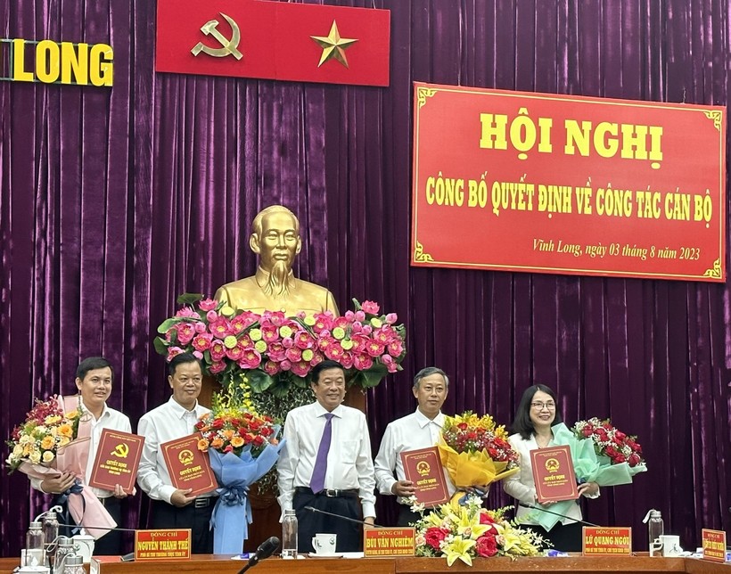 Ông Bùi Văn Nghiêm bí thư tỉnh ủy Vĩnh Long trao quyết định bổ nhiệm. 