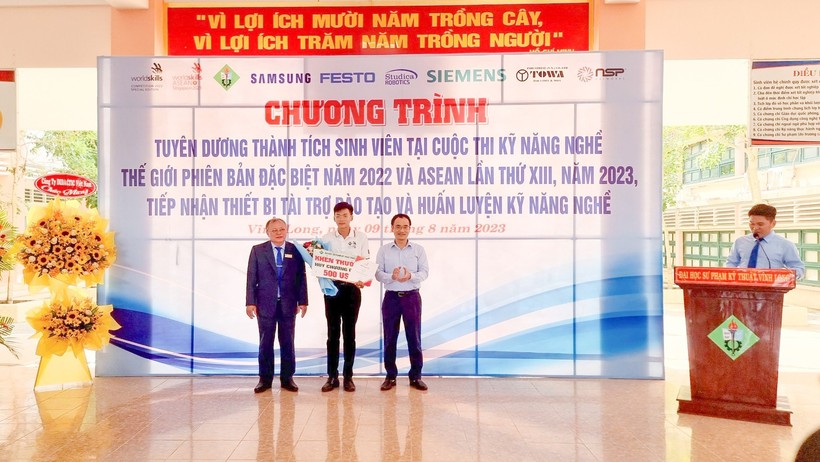 Sinh viên Lê Duy Linh vinh dự đạt Huy chương Đồng, tại kỳ thi Kỹ năng nghề Asean lần thứ 13 năm 2023 được tổ chức ở Singapore.