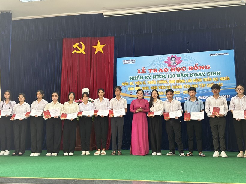 Bà Nguyễn Thị Minh Trang, Trưởng ban tuyên giáo tỉnh ủy tặng học bổng.