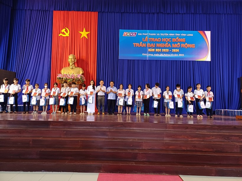 Trao học bổng Trần Đại Nghĩa cho các em học sinh bậc THCS, THPT năm học 2023-2024.