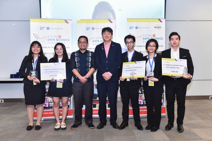 3 đội đạt giải chụp ảnh lưu niệm với đại diện SAP và Quỹ ASEAN 