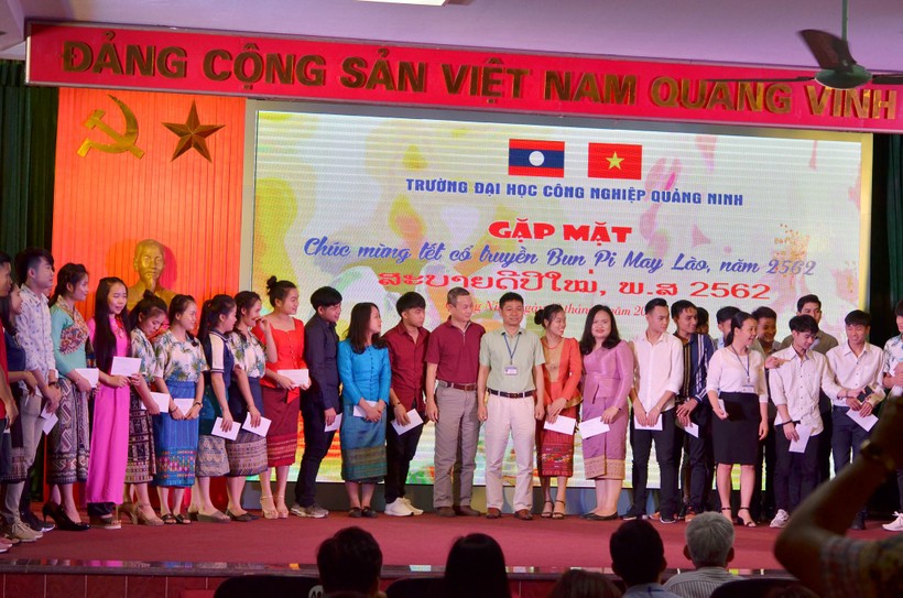 tết Bunpimay cho các  lưu học sinh Lào