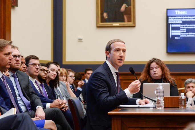 Ông Mark Zuckerberg, Giám đốc điều hành Facebook, tại một cuộc điều trần trước Ủy ban Dịch vụ tài chính Hạ viện hôm 23-10 Ảnh: REUTERS.