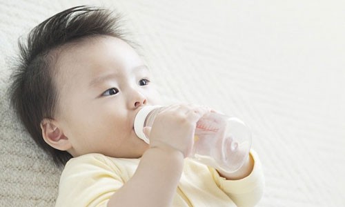 Nếu bú mẹ hoàn toàn hoặc ăn sữa bột công thức pha đúng theo tỷ lệ hướng dẫn trên hộp sữa thì không cần cho trẻ uống nước. Ảnh minh hoạ.