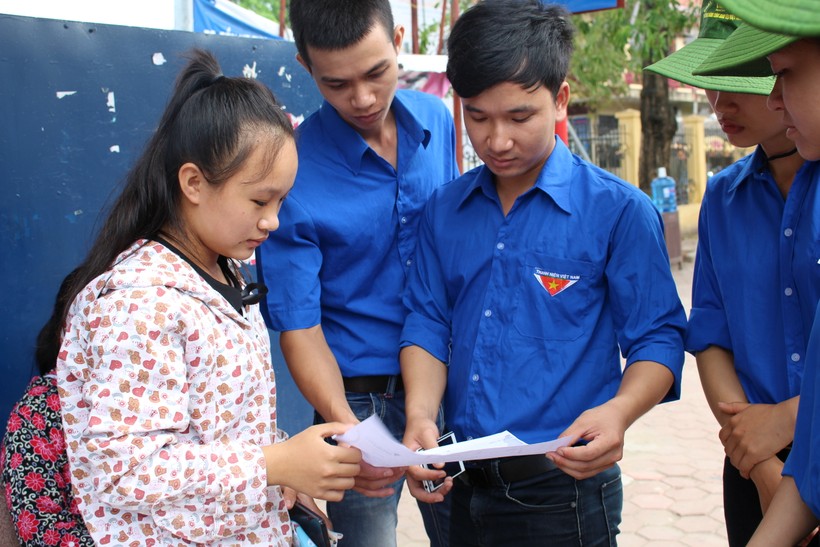 Thanh niên tình nguyện hướng dẫn thí sinh về địa điểm thi. Ảnh: Nguyễn Quỳnh