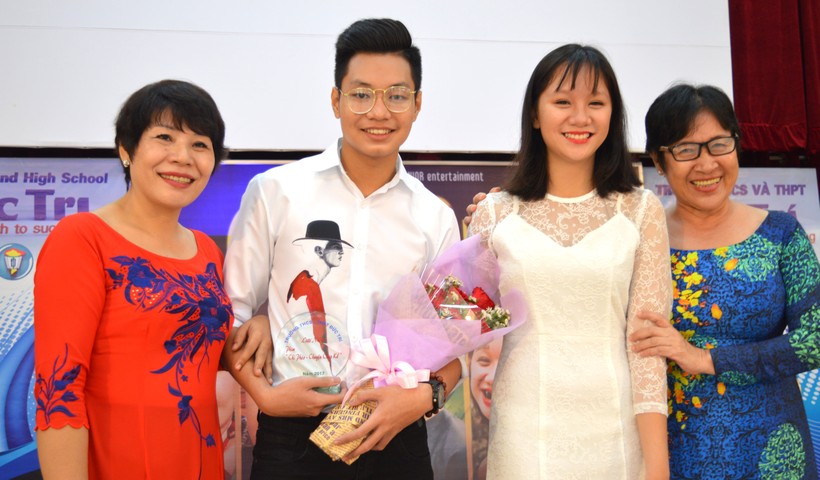 Cô Phạm Thị Nga (bìa trái) cùng với HS và đồng nghiệp