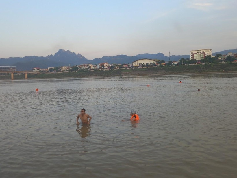 Trong lúc thuỷ điện Hoà Bình đang xả lũ, 1 số người dân bất chấp nguy hiểm xuống sông Đà tắm. 